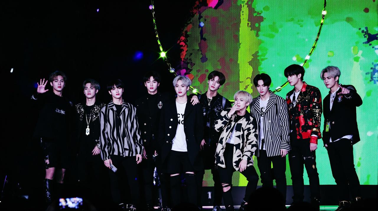 某男团成员疑似出柜！与同性好友互动引发热议